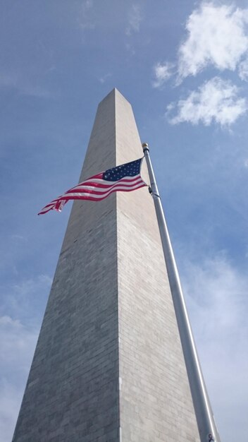 Foto vista de bajo ángulo del monumento contra el cielo