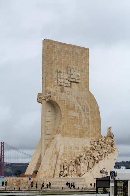 Vista en bajo ángulo del monumento a los descubrimientos