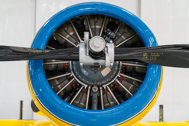 Foto vista en bajo ángulo del motor a reacción en el hangar del avión