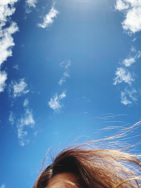 Foto vista de bajo ángulo de la mujer contra el cielo azul