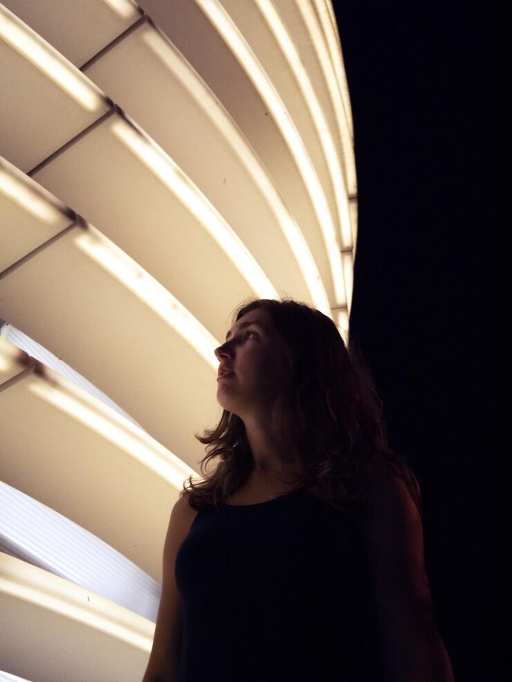 Foto vista de ángulo bajo de la mujer contra luces iluminadas