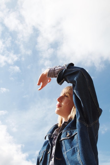 Foto vista de ángulo bajo de una mujer mirando hacia el cielo