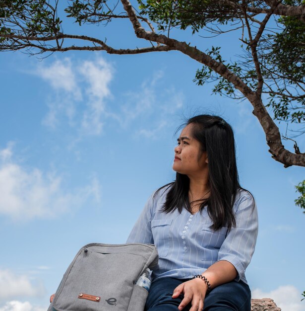 Foto vista de ángulo bajo de una mujer mirando hacia el cielo