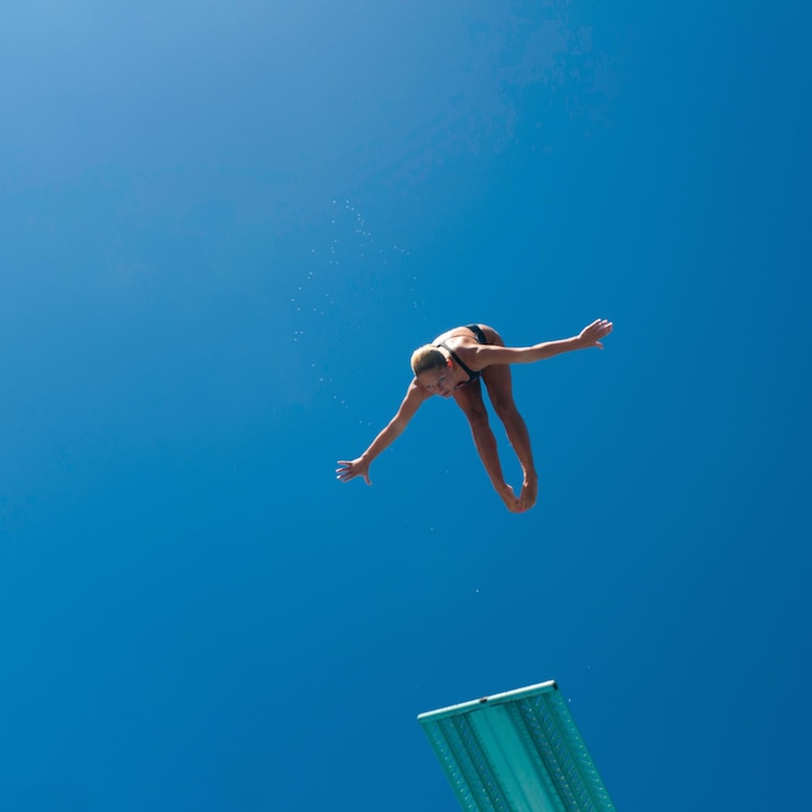 Foto vista de bajo ángulo de una mujer nadando en la piscina