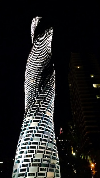 Foto vista de bajo ángulo de la mujer por la noche