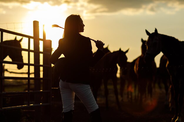 Foto vista de ángulo bajo de una mujer de pie en el campo