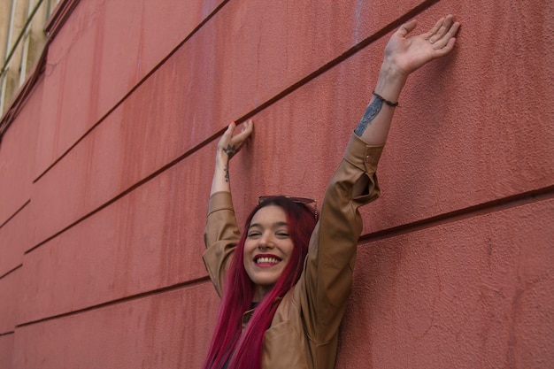 Foto vista de ángulo bajo de una mujer de pie contra la pared