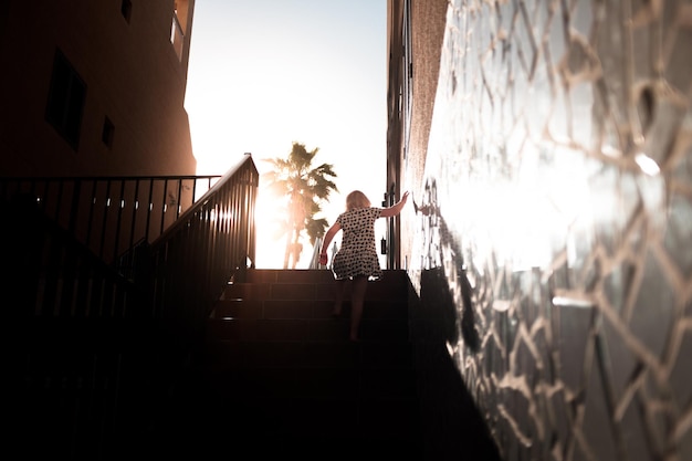 Foto vista de ángulo bajo de una mujer subiendo escaleras