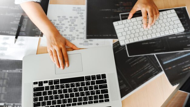 Vista de bajo ángulo de una mujer usando una computadora portátil en la mesa