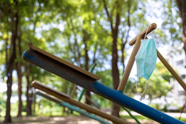 Foto vista de ángulo bajo de un niño colgado de un árbol en un parque