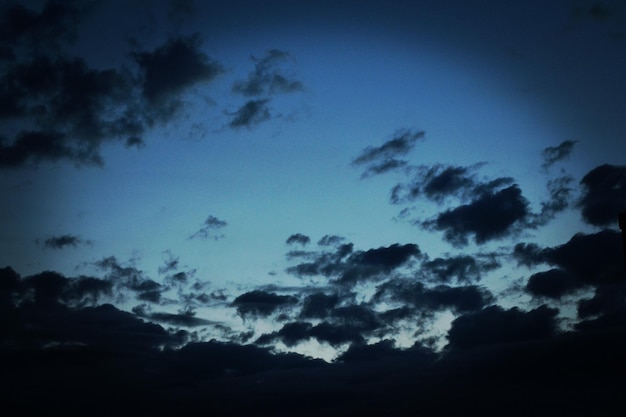 Foto vista en bajo ángulo de las nubes en el cielo al atardecer