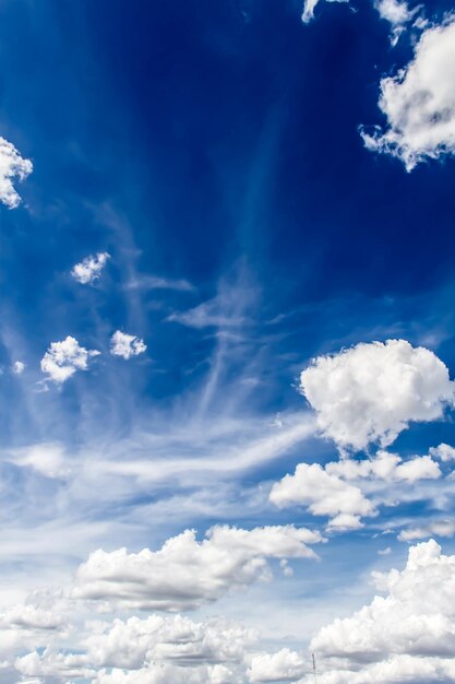 Foto vista de ángulo bajo de nubes en el cielo azul