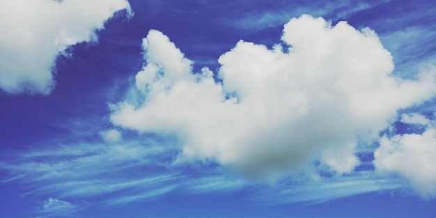 Foto vista de ángulo bajo de nubes en el cielo azul