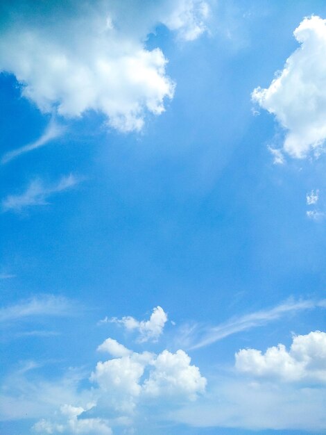 Foto vista de ángulo bajo de nubes en el cielo azul