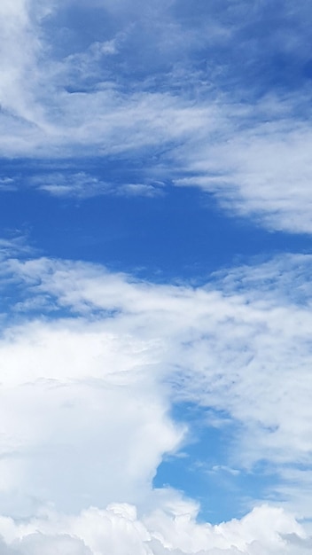 Foto vista de ángulo bajo de nubes en el cielo azul