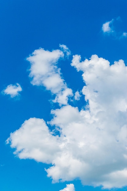 Vista de ángulo bajo de nubes en el cielo azul