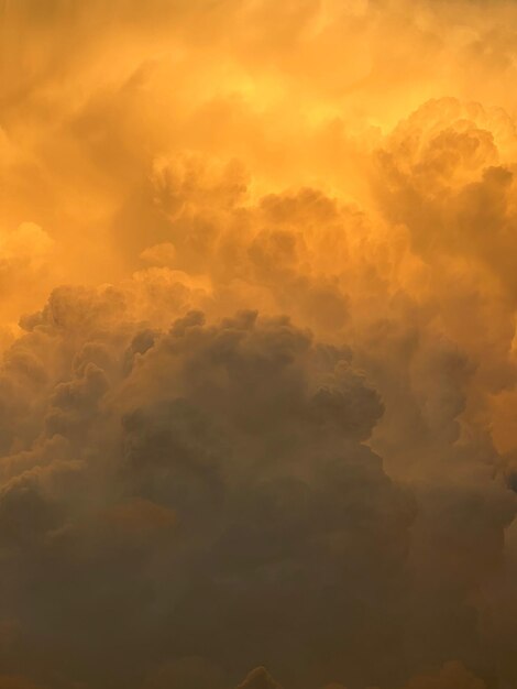 Foto vista de ángulo bajo de las nubes en el cielo durante la puesta del sol