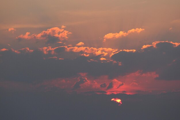 Foto vista de ángulo bajo de las nubes en el cielo durante la puesta del sol