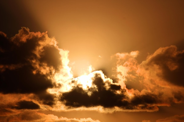 Foto vista de ángulo bajo de las nubes en el cielo durante la puesta del sol