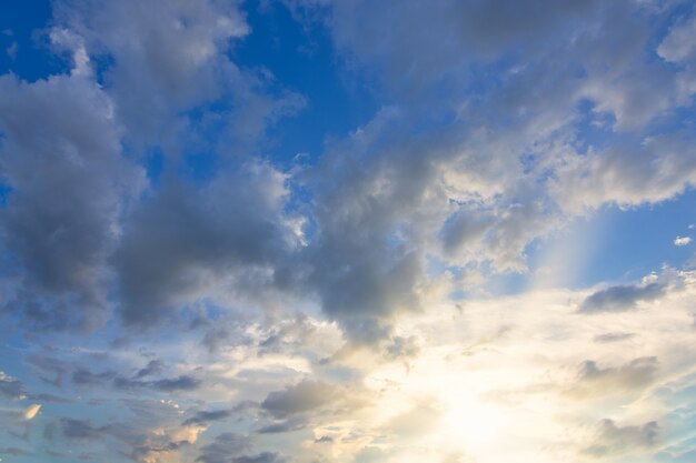 Vista de ángulo bajo de nubes en el cielo