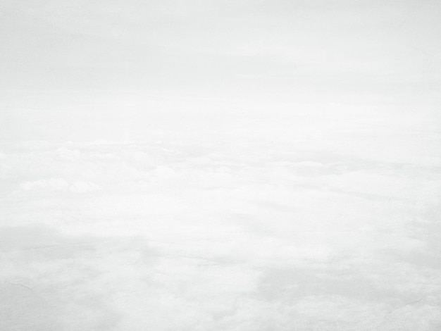 Vista de ángulo bajo de las nubes en el cielo.