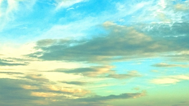 Foto vista de ángulo bajo de nubes en el cielo