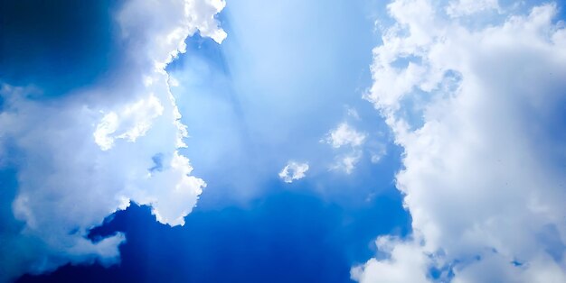 Foto vista de ángulo bajo de nubes en el cielo