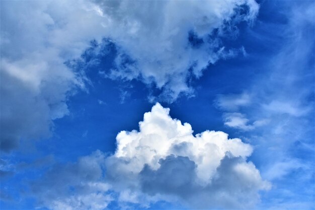 Foto vista de ángulo bajo de nubes en el cielo