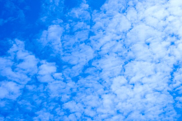 Foto vista de ángulo bajo de nubes en el cielo