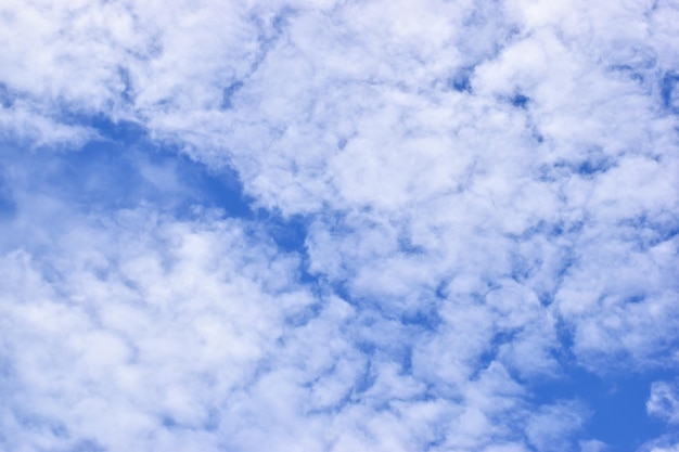 Foto vista de ángulo bajo de nubes en el cielo