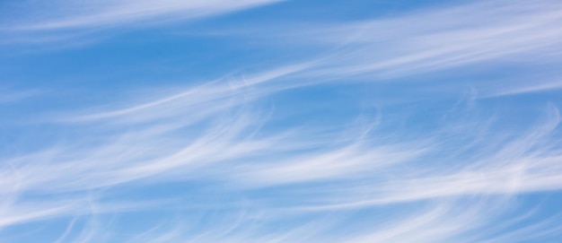 Foto vista de ángulo bajo de nubes en el cielo