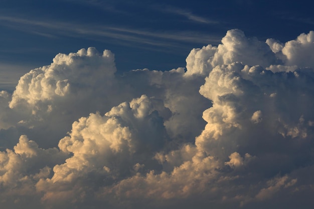 Foto vista de ángulo bajo de nubes en el cielo