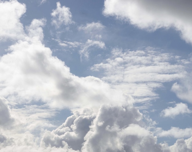 Foto vista de ángulo bajo de nubes en el cielo