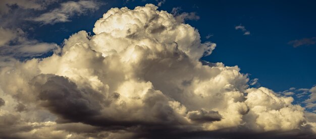 Vista de ángulo bajo de nubes en el cielo