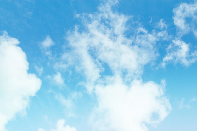 Vista de ángulo bajo de nubes en el cielo