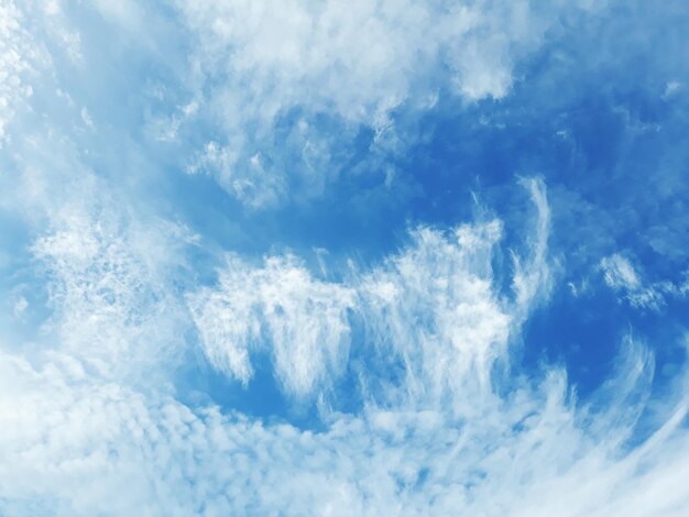 Foto vista de ángulo bajo de nubes en el cielo