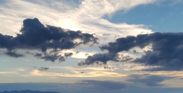 Foto vista de ángulo bajo de nubes en el cielo