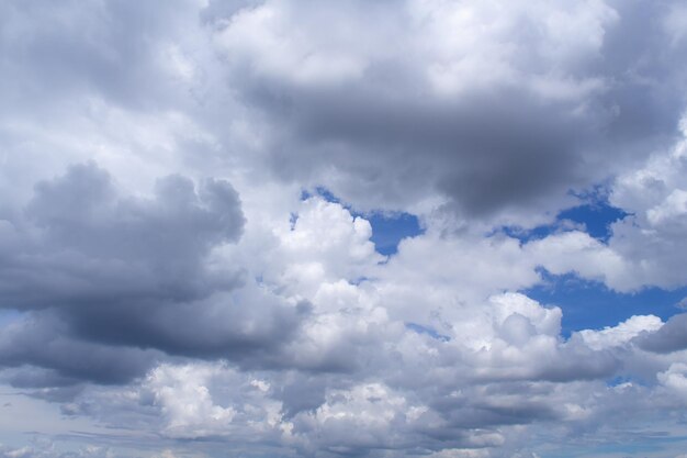 Foto vista de ángulo bajo de nubes en el cielo