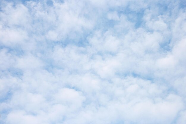 Foto vista de ángulo bajo de nubes en el cielo