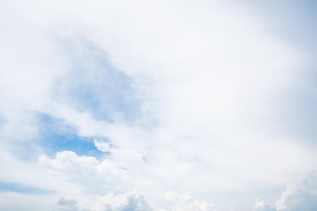 Foto vista de ángulo bajo de nubes en el cielo