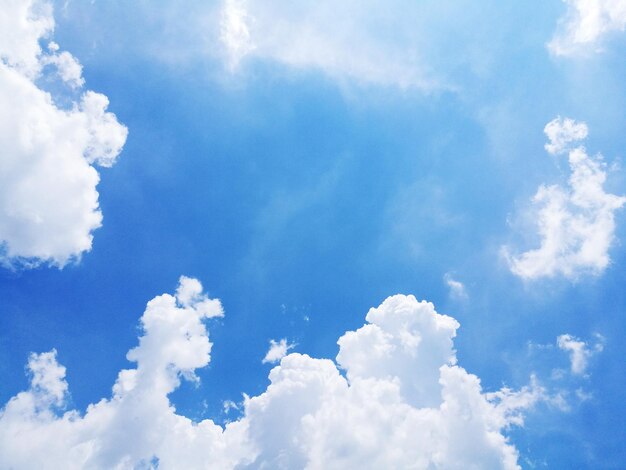 Foto vista de ángulo bajo de nubes en el cielo