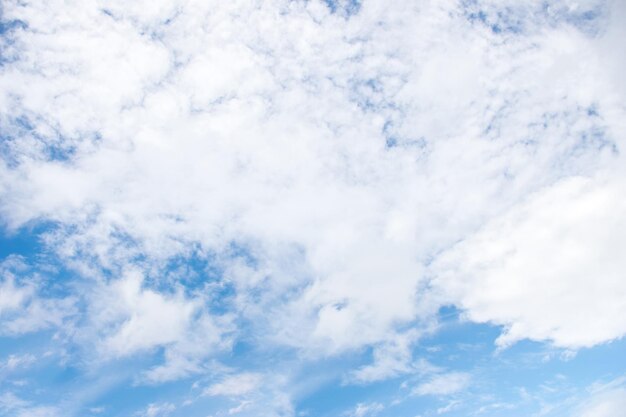 Foto vista de ángulo bajo de nubes en el cielo