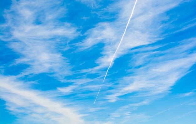 Vista de ángulo bajo de nubes en el cielo