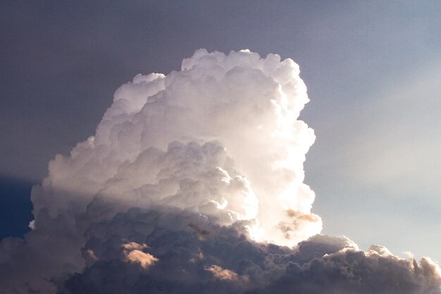 Foto vista de ángulo bajo de nubes en el cielo