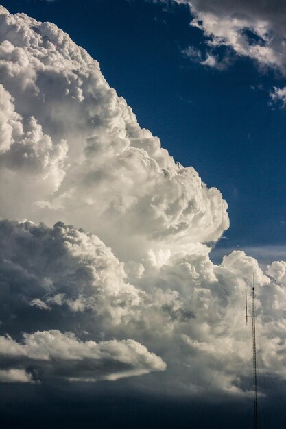 Foto vista de ángulo bajo de las nubes en el cielo