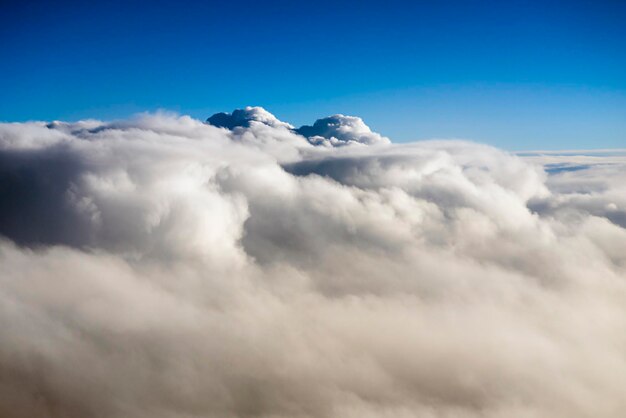 Foto vista de ángulo bajo de nubes en el cielo