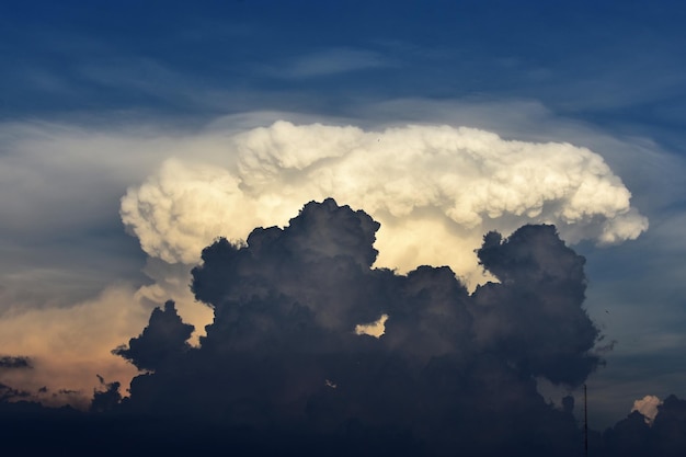 Foto vista de ángulo bajo de nubes en el cielo