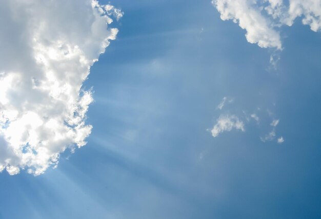 Foto vista de ángulo bajo de nubes en el cielo