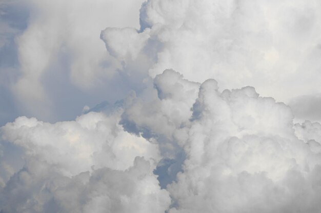 Foto vista de ángulo bajo de nubes en el cielo