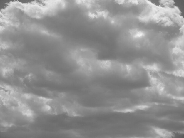 Foto vista de ángulo bajo de nubes en el cielo